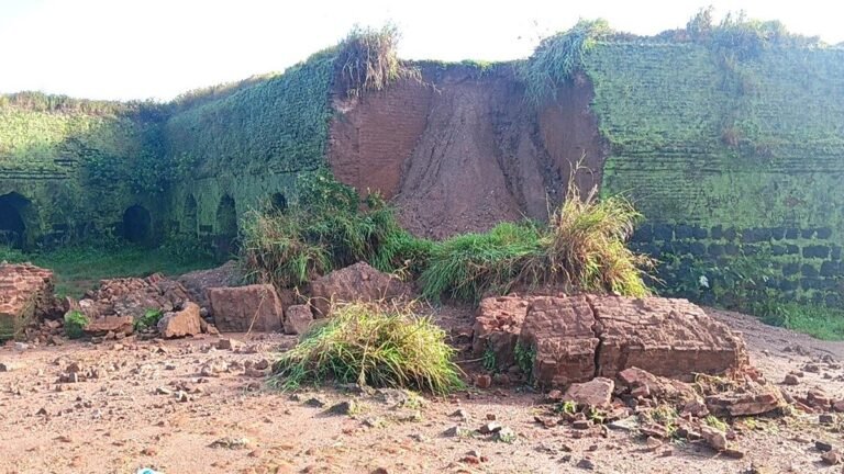 Part of the Historical Fortress Manjarabad in the Karnataka district will collapse due to rains