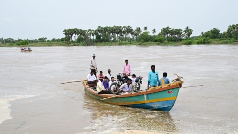The inhabitants of the islands of Thotlavallur depend on ships for transport because long -term demand for the bridge remains unfulfilled