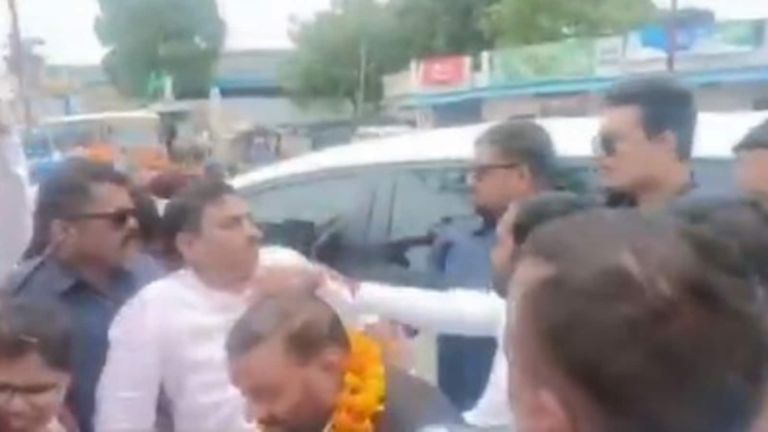 Viral Video: One tries to “slap” the ex-up Minister Swami Prasad Muurya; Trashed supporters Tech Word News