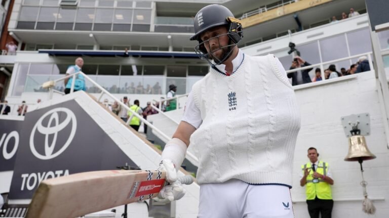 The injured Chris Woakes comes out to burst with one hand, standing in the ovation