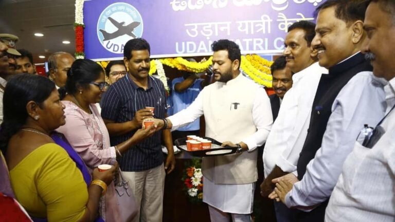 The yatri cafes will be open at airports throughout India, says the Minister of the Union
