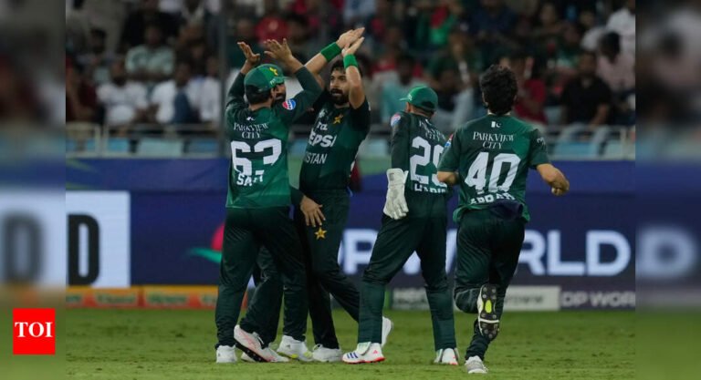‘India Ko Odda na na’ – a Pakistani fan goes viral shaking hands with Haris Rauf before the final Asia Cup | Cricket news – The Tech Word News