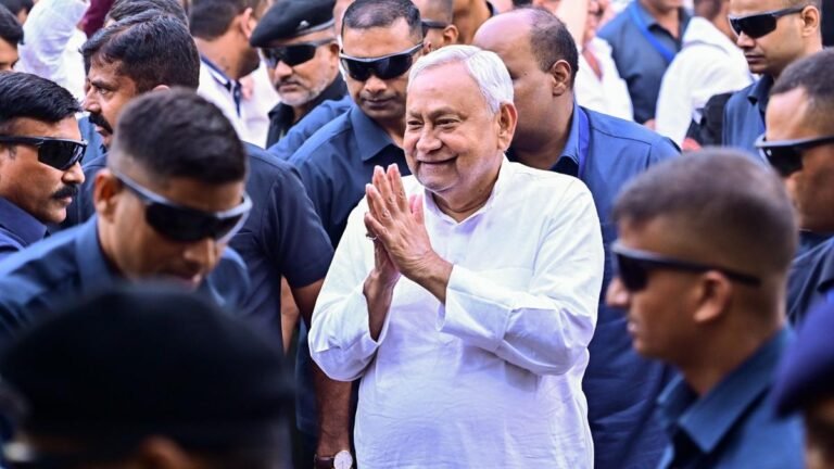 With the approaching elections, Nitish sweetly deals with Bihar workers