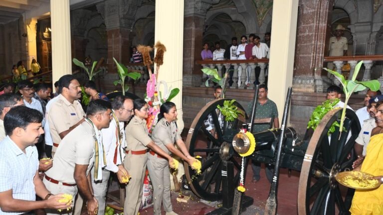 Mysuro Palace Cannons offered Puja in front of Dasarou