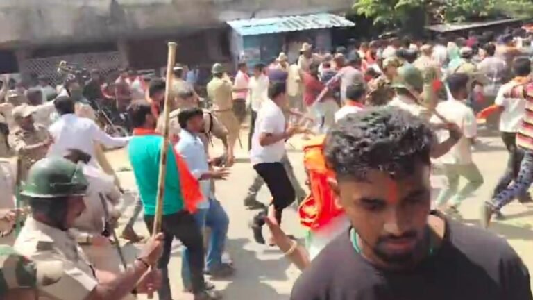 Tension grabs Maddur as right -wing clothing protest against stone pelting during the parade of Ganesha