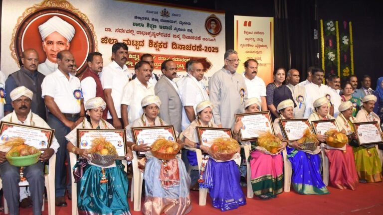 Retirement teachers felted at the Karnatak’s Mysuru event