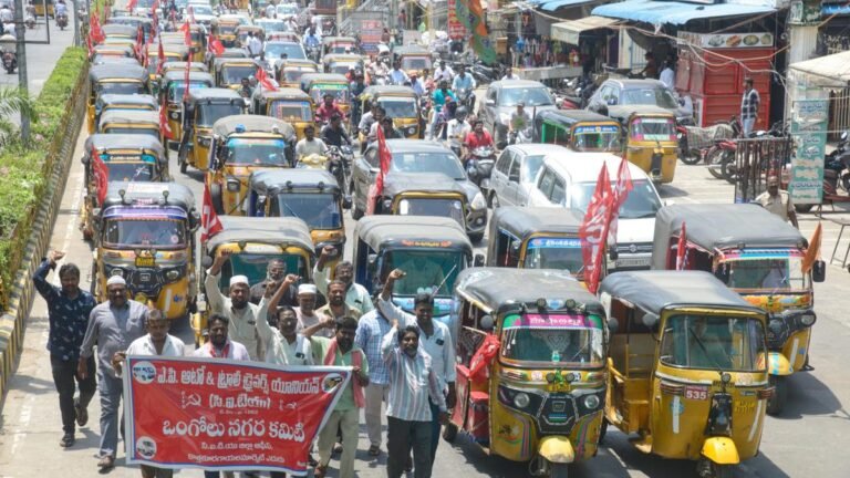 Car drivers organize a huge rally in Ongola and demand 30,000 GBP within the “Vahana Mitra” scheme
