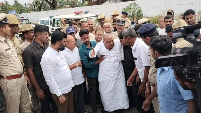 Keep the politics aside and connect with your hands with the Development Center, Deve Gowda appeals to the state government.