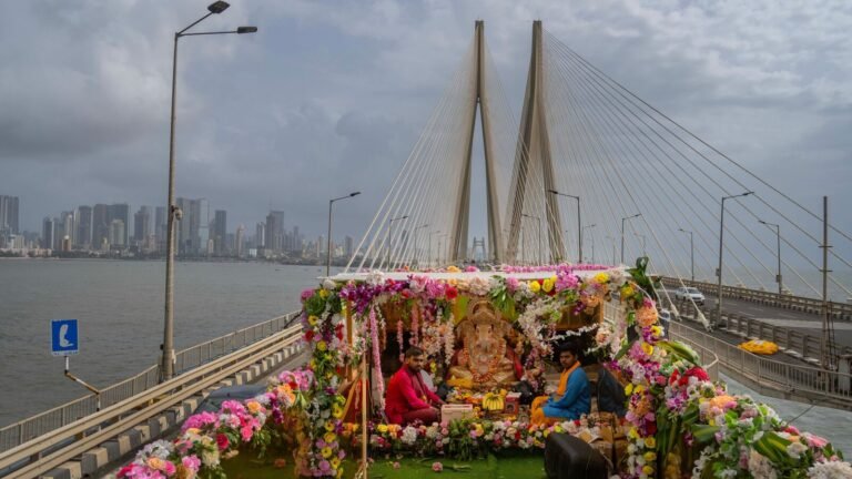 Ganesh Visarjan Traffic Alerts: Mumbai, Pune, Ahmedabad, Hyderabad Issue Travel Advisory; Routes to avoid and avoid news today