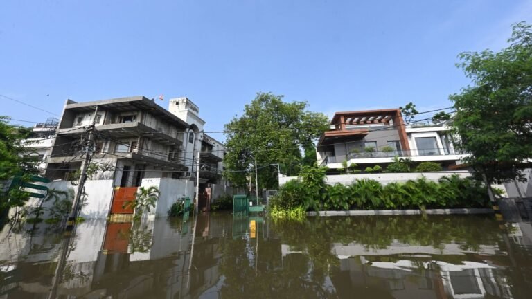 Delhi: Yamuna flows over a dangerous brand, Floodwater enters civilian lines, Kašmere gate; Transport diverted from IP College | Tech Word News