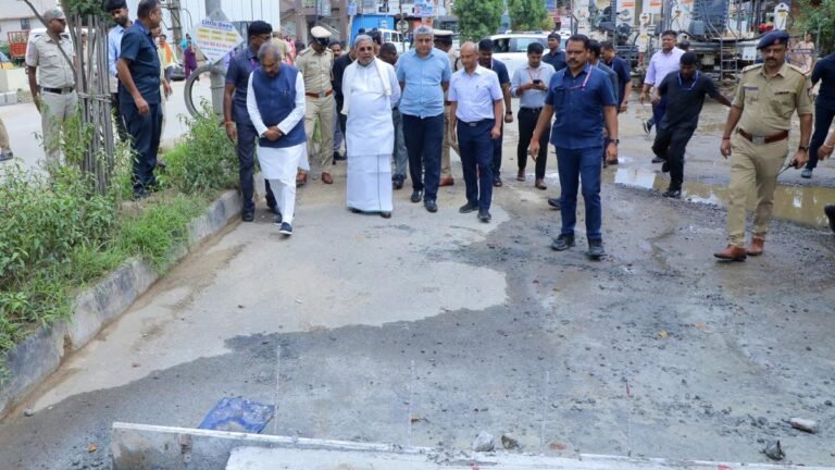 CM Siddaramaiah pulls out civil officials through potholes and poor waste management