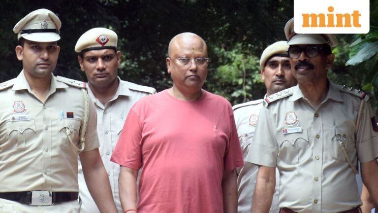Cottages with women, photographs with air hosts found on sexual harassment-designed Godman Chaitanyanand Saraswati phone | Tech Word News