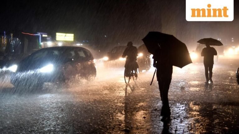 Mumbai, Thane On Red Alert, when CM Fadnavis revitns the flood situation in parts of Maharashtra – Videos | Tech Word News