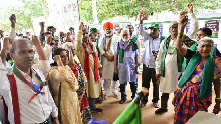 Line above the acquisition of soil resurfaces when farmers Devanahalli restore their protest