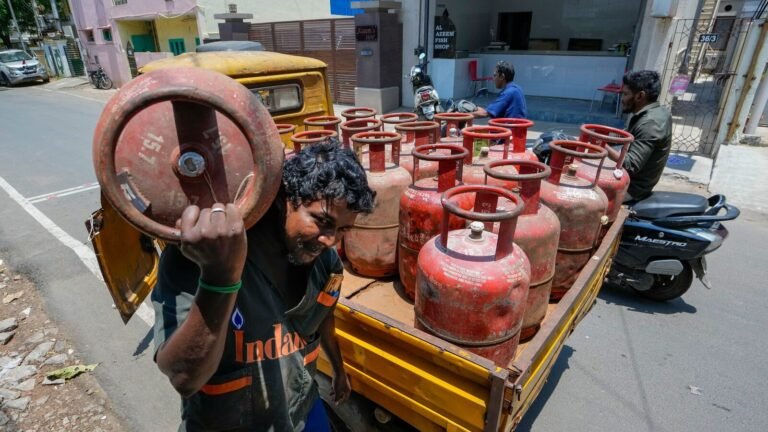 LPG rates revised from today: OMC reduces the cost of a commercial gas cylinder by 51.5 GBP from today; Check the city prices here Tech Word News