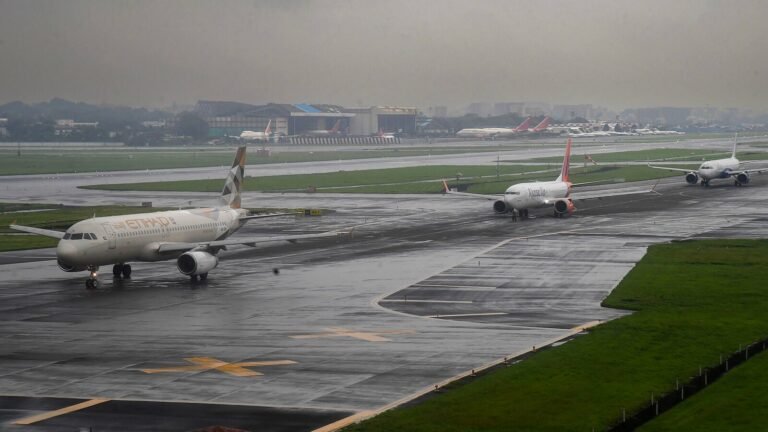 30 flights canceled, more than 30 delayed in the middle of heavy rains in Calcutta, flooded streets, airlines release travel consultancy | Tech Word News