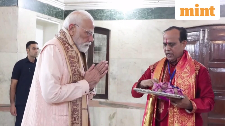 PM Modi participates in Durga Puja celebrations in Kali Bari in Delhi CR Park | Watch | Tech Word News