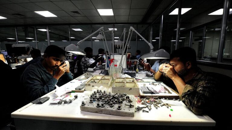 Gujarat govt. “Vetting” delays payday because 90,000 diamond workers are looking for help