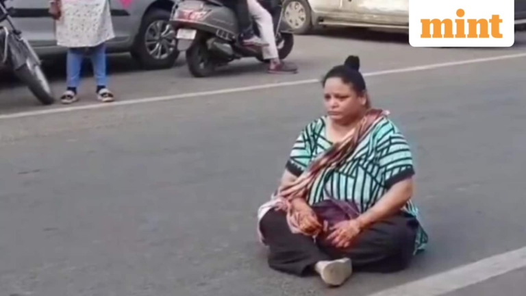 Viral Video: The woman sits on the road, stops traffic after she got 4 Golgappas instead of 6 for 20 GBP, Netizens React | Tech Word News