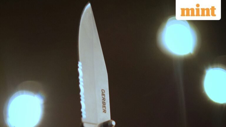 A woman stabbed to death by her husband in front of her daughter in the bus stand Bengaluru | Tech Word News