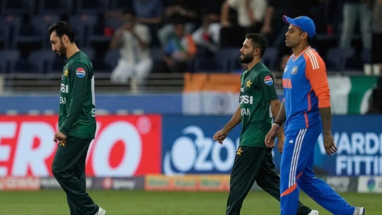 No Handshakes again but Pakistan Captain makes ceremony U-Turn vs India