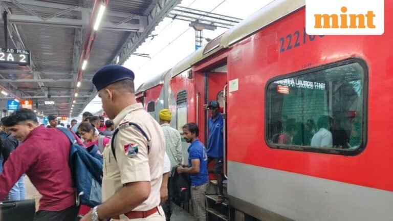 Two incidents disconnected within an hour! Bandra-Amritsar Paschim Express Detach Coaches twice | Tech Word News