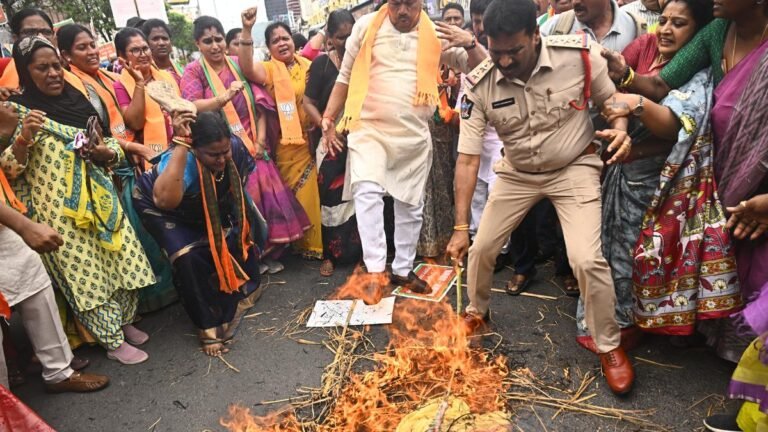 Protest Bjp Mahaila Morcha requires an apology to Rahula Gandhi for derogatory comments
