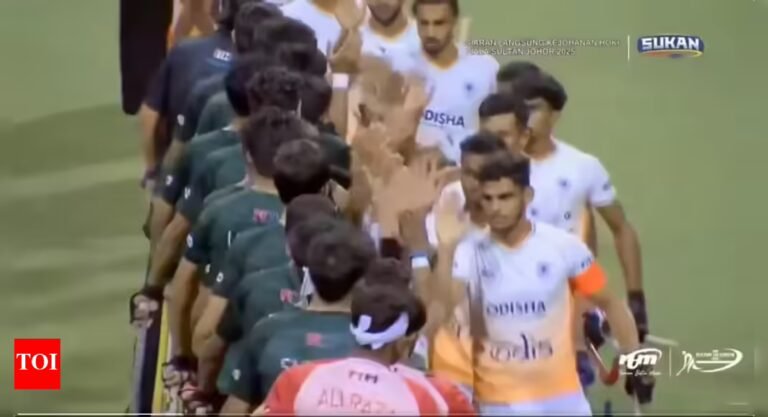 After no handshakes in cricket in India, Pakistan Exchange High 5s, Pleasantries in Hockey – Watch Video | Hockey News – The Tech Word News