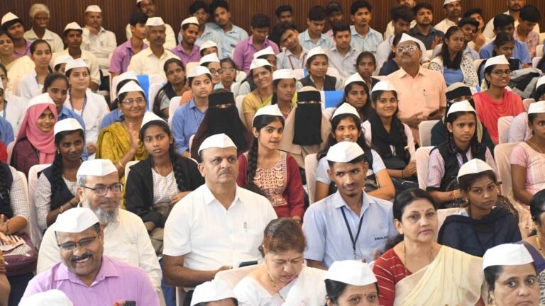 Rich honors paid by Gandhi, Shastri for their anniversary of birth