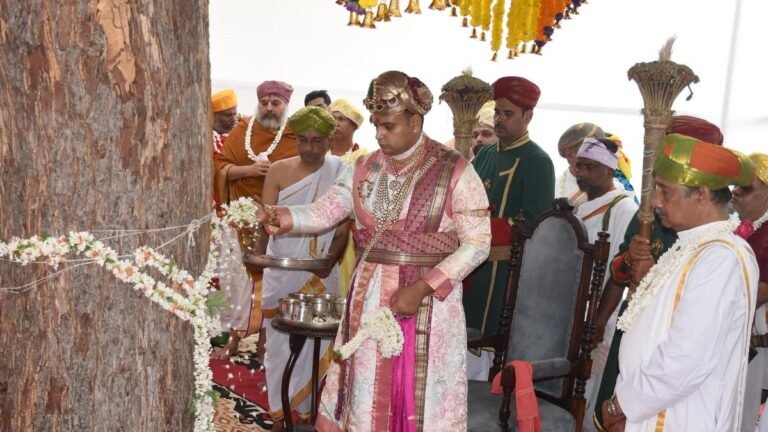 Religious ceremonies, solemn traditions Mark Wadiyars’ Dasara