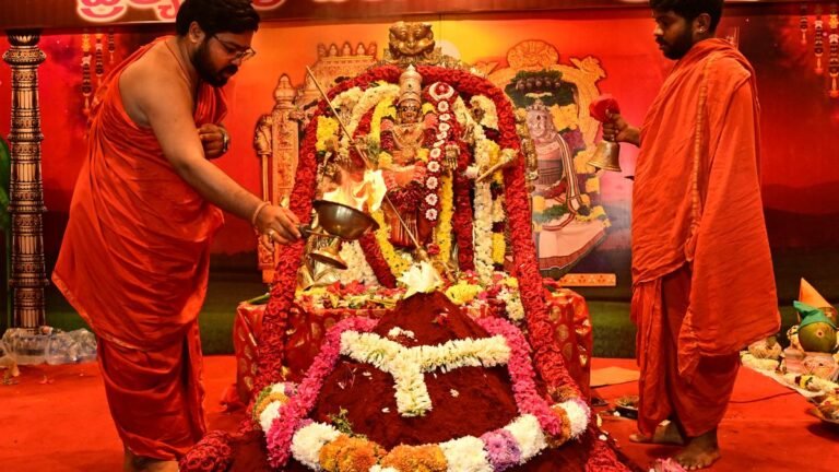 Heavy Rush continues the ninth day of Dasara in Indrakeeladri