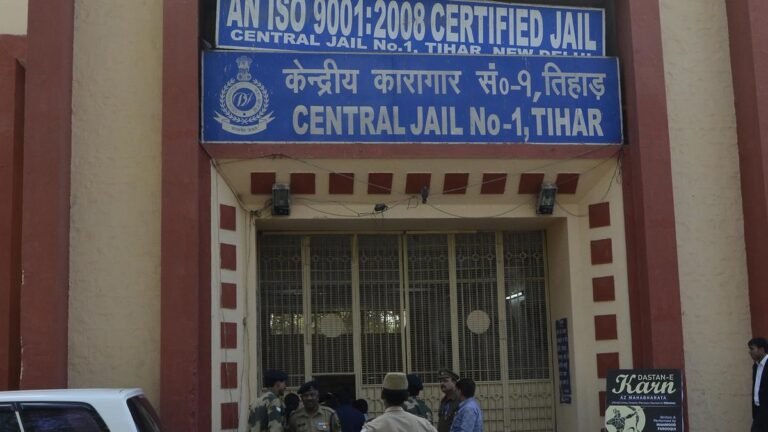CBI registers a case against five suspended clerks of prison Tihar and three prisoners for bribery and blackmail fees