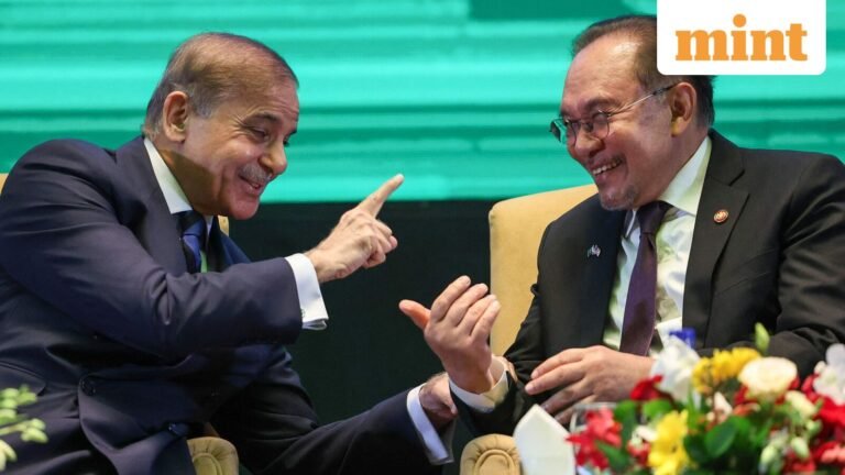 Pakistan PM Shehbaz Sharif brings “torn” paper notes to Malaysia – literally | Watch | Tech Word News