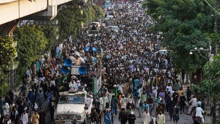 Pakistan: 2 killed in Lahore violence when thousands try to march towards Islamabadu for Pro-Palestinian Rally | Tech Word News