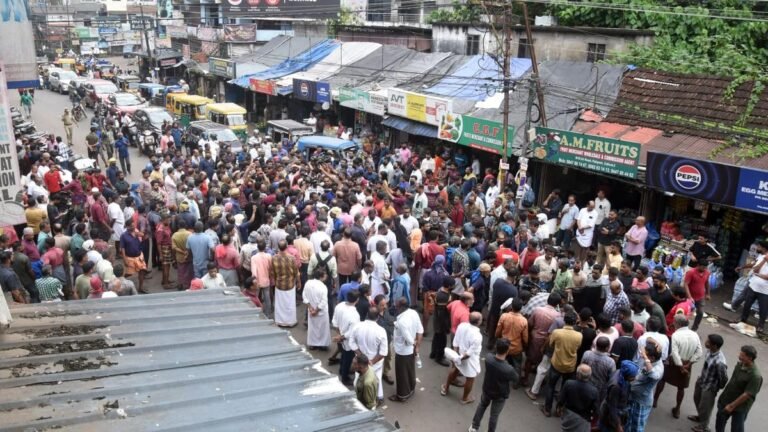 Kerala CM inaugurates new Palayam market in Kozhikode amid protests