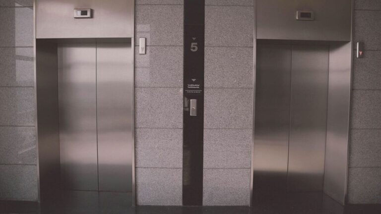 Grumram Man fights RWA to leave delivery boys, use the main elevator, but move backwards. Here’s what happened today’s news today