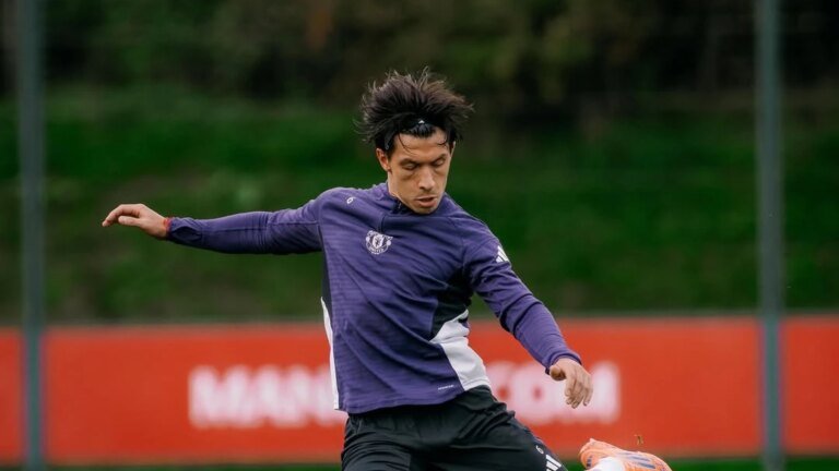 Lisandro Martinez returns to Manchester United first team training after a long break