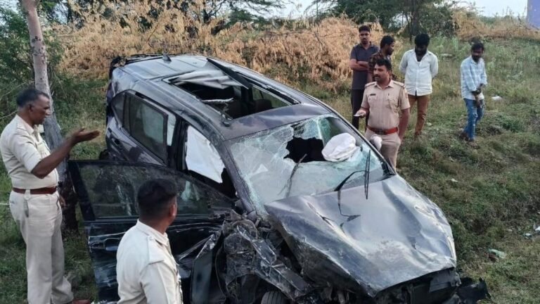 IAS officer Mahantesh Bilagi, two relatives died in a road accident near Kalaburagi