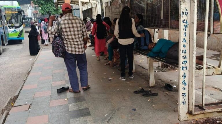 The edges of subway stations are being replaced by public urinals, causing inconvenience to bus commuters