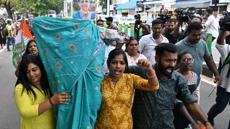 Death at Thiruvananthapuram MCH: Chennithala extends relief to Venu family