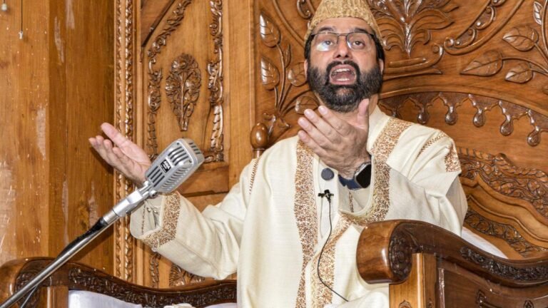 Mirwaiz, Ravi Shankar discuss peace and harmony