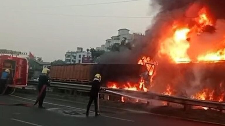 Eight dead, 14 injured in truck accident in Pune