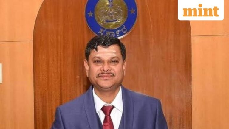 Tragedy in Karnataka: IAS officer Mahantesh Bilagi, two others dead after car overturns | Today’s news