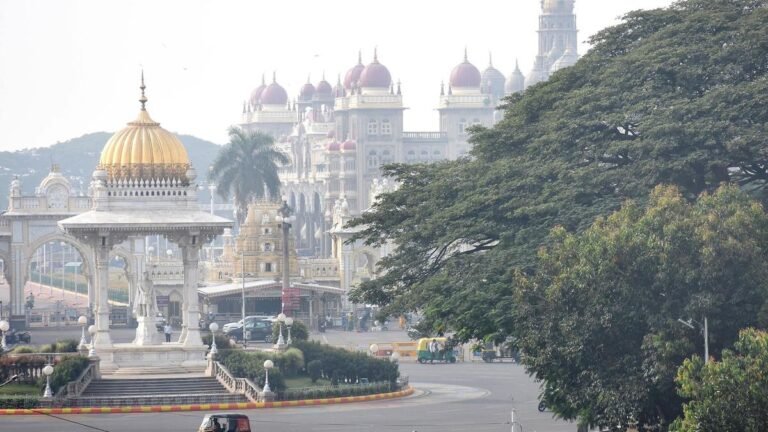Government criticized for turning a blind eye to rampant pavement encroachment, ‘neglecting’ Mysuru’s heritage