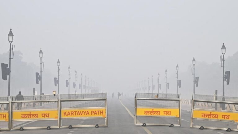 Dense fog blankets Delhi, AQI remains in ‘very poor’ category