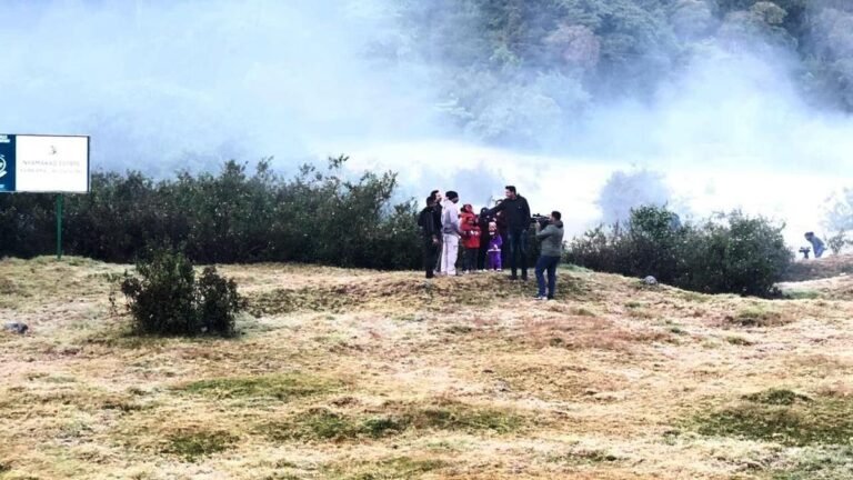 As the cold weather triggers a surge in tourism, Munnar witnesses traffic jams of several hours