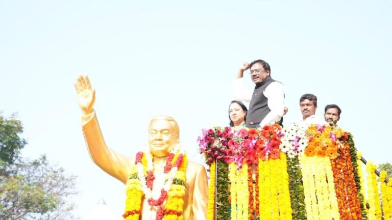 Minister Vivek pays tribute to Venkatswamy on his 11th death anniversary