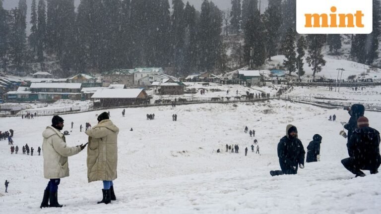 A fascinating sight, a visual treat! Stunning photos capture snowfall in Jammu and Kashmir | Today’s news