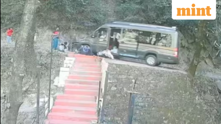 Caught on camera: Lucky escape for tourists in Dalhousie as major accident averted after vehicle overturns | Today’s news