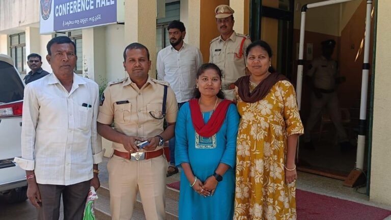 The police recover the stolen gold worth ₹60,000 and return it to the owner